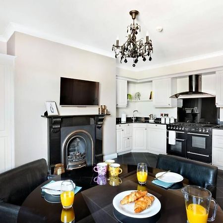Central Harrogate Townhouse Apartment With Parking 外观 照片