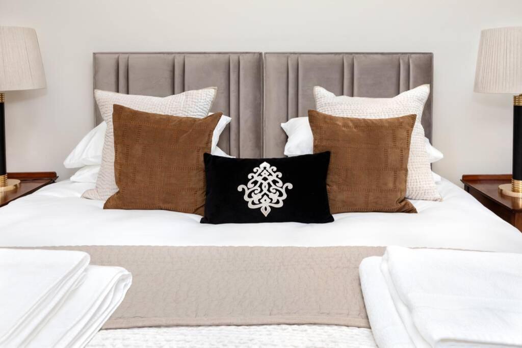 Central Harrogate Townhouse Apartment With Parking 外观 照片