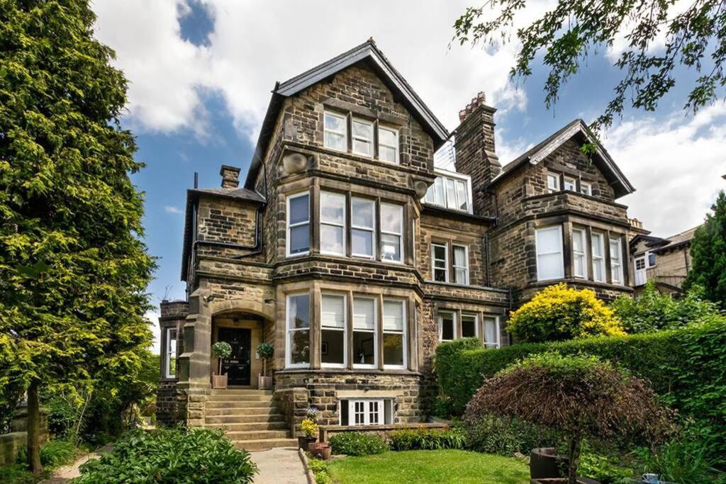 Central Harrogate Townhouse Apartment With Parking 外观 照片