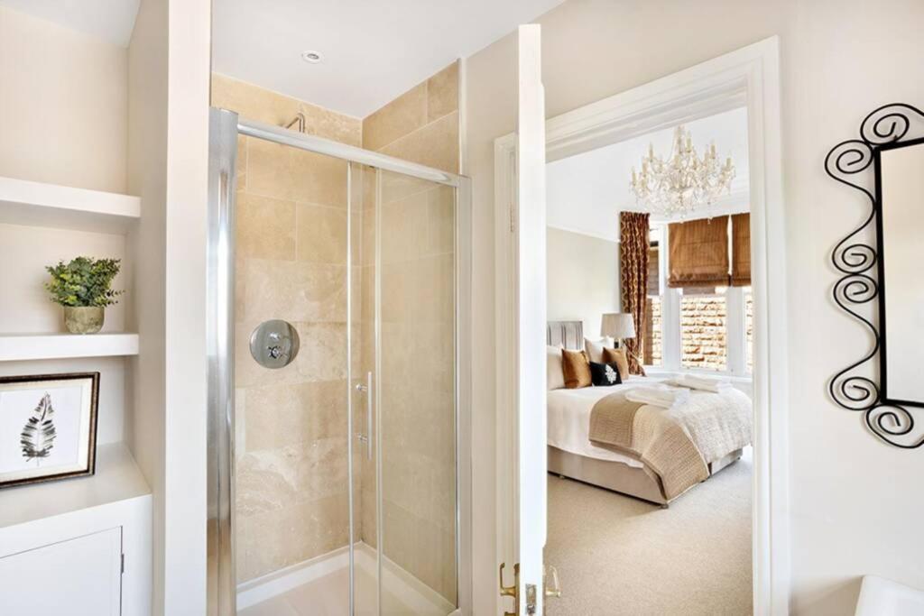 Central Harrogate Townhouse Apartment With Parking 外观 照片