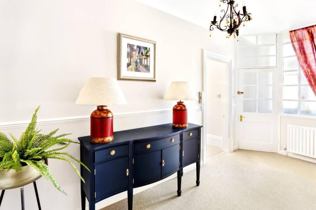 Central Harrogate Townhouse Apartment With Parking 外观 照片